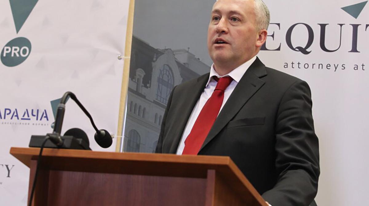 Суддя Вадим Босий, якому закидають незаконне збагачення, тікає від журналістів (відео) Суддя Вадим Босий, якому закидають незаконне збагачення, тікає від журналістів (відео)