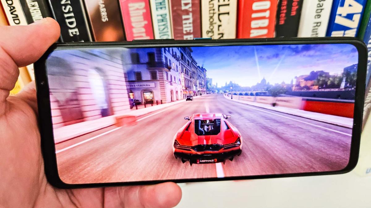 Asus ROG Phone 7 Ultimate працює від одного заряду довше конкурентів / фото Tom's Guide Asus ROG Phone 7 Ultimate працює від одного заряду довше конкурентів / фото Tom's Guide