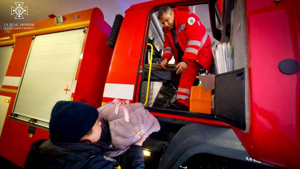 Спасатели помогли двум роженицам в Одесской области / фото facebook.com/DSNSODE Спасатели помогли двум роженицам в Одесской области / фото facebook.com/DSNSODE