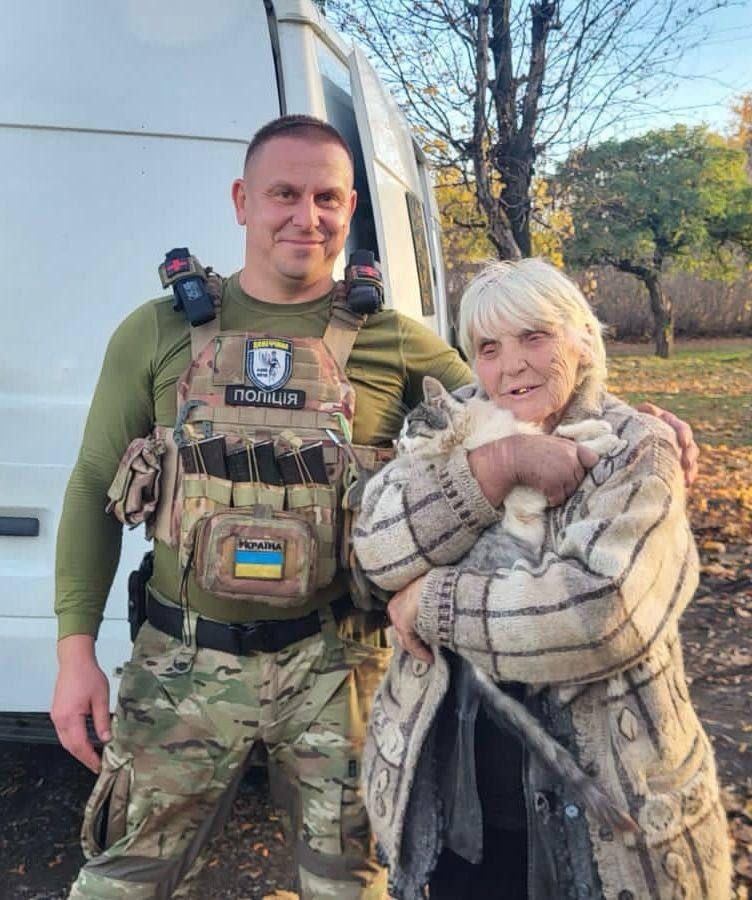 Раису Ивановну с котом хитростями "заманили" в Покровск / фото Нацполиции Раису Ивановну с котом хитростями "заманили" в Покровск / фото Нацполиции
