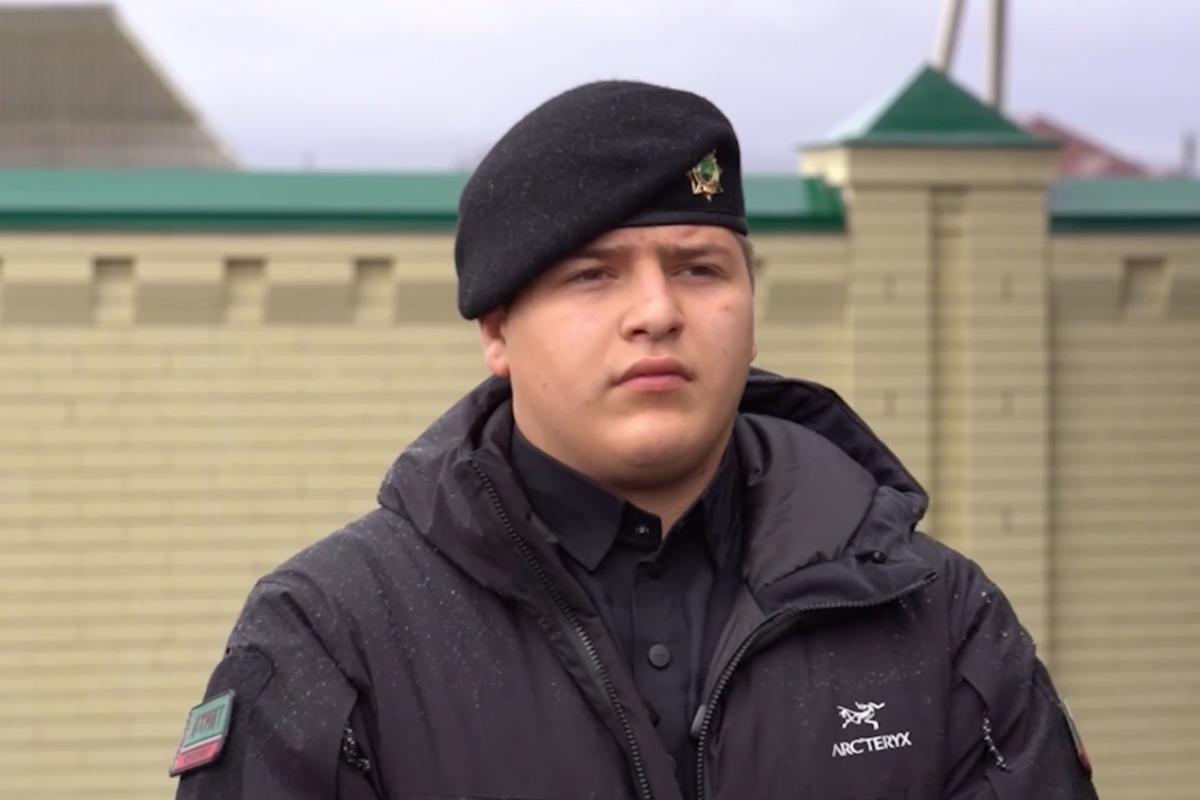 16-річного Адама Кадирова призначили куратором батальйону імені шейха Мансура / фото сріншот 16-річного Адама Кадирова призначили куратором батальйону імені шейха Мансура / фото сріншот