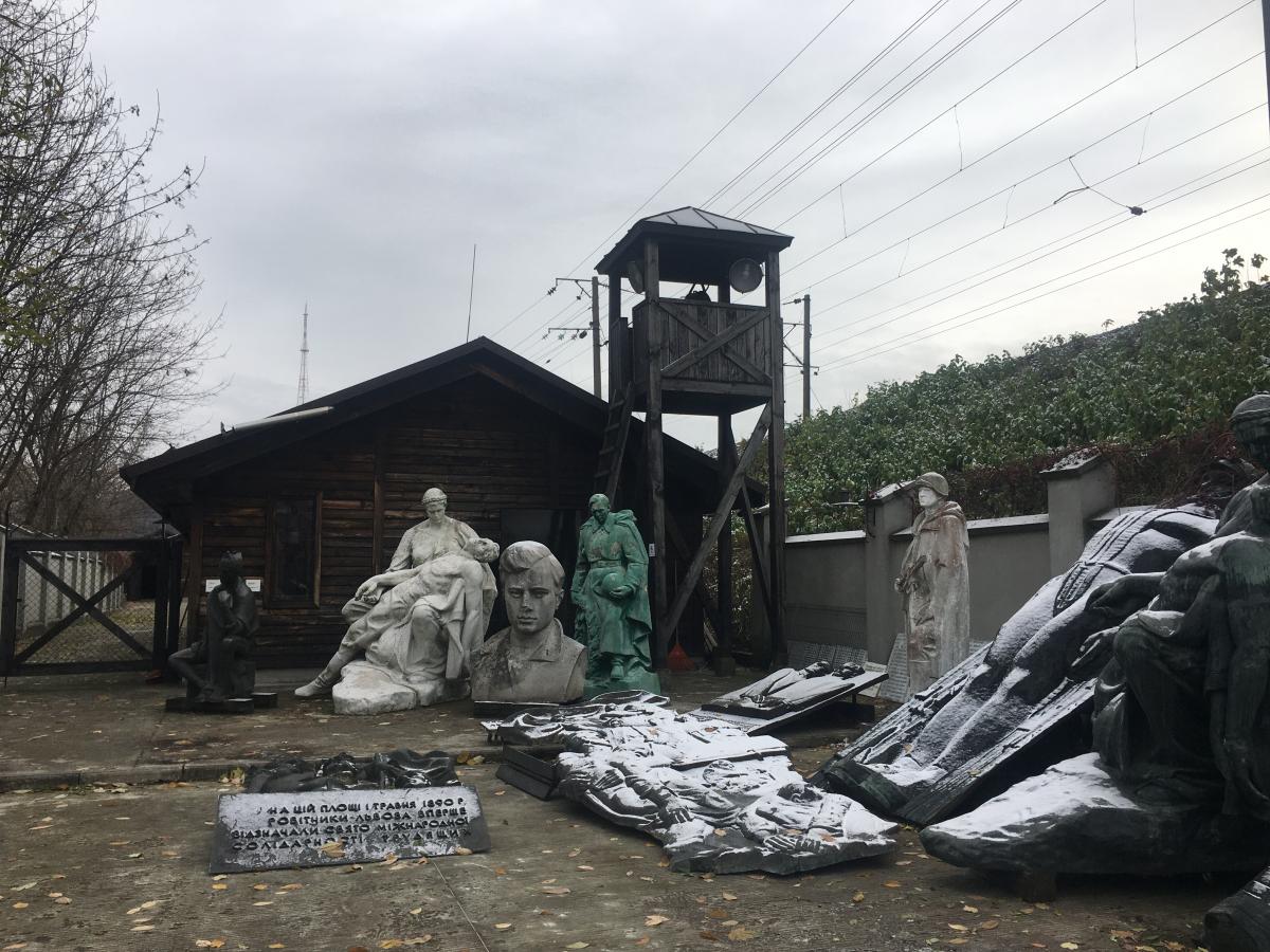 Радянські пам’ятники на території музею / Фото Мирослави Бзікадзе Радянські пам’ятники на території музею / Фото Мирослави Бзікадзе