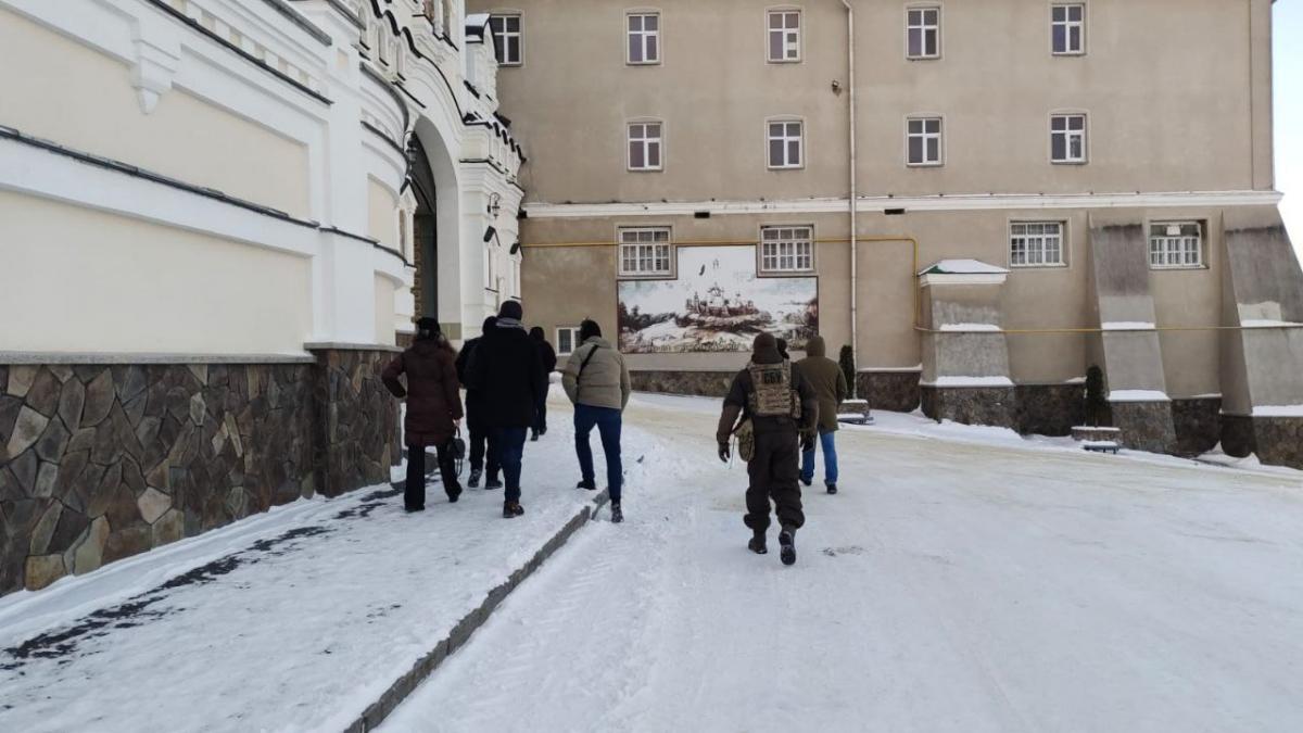СБУ прийшла з обшуками у Почаївську лавру / фото від джерел СБУ прийшла з обшуками у Почаївську лавру / фото від джерел