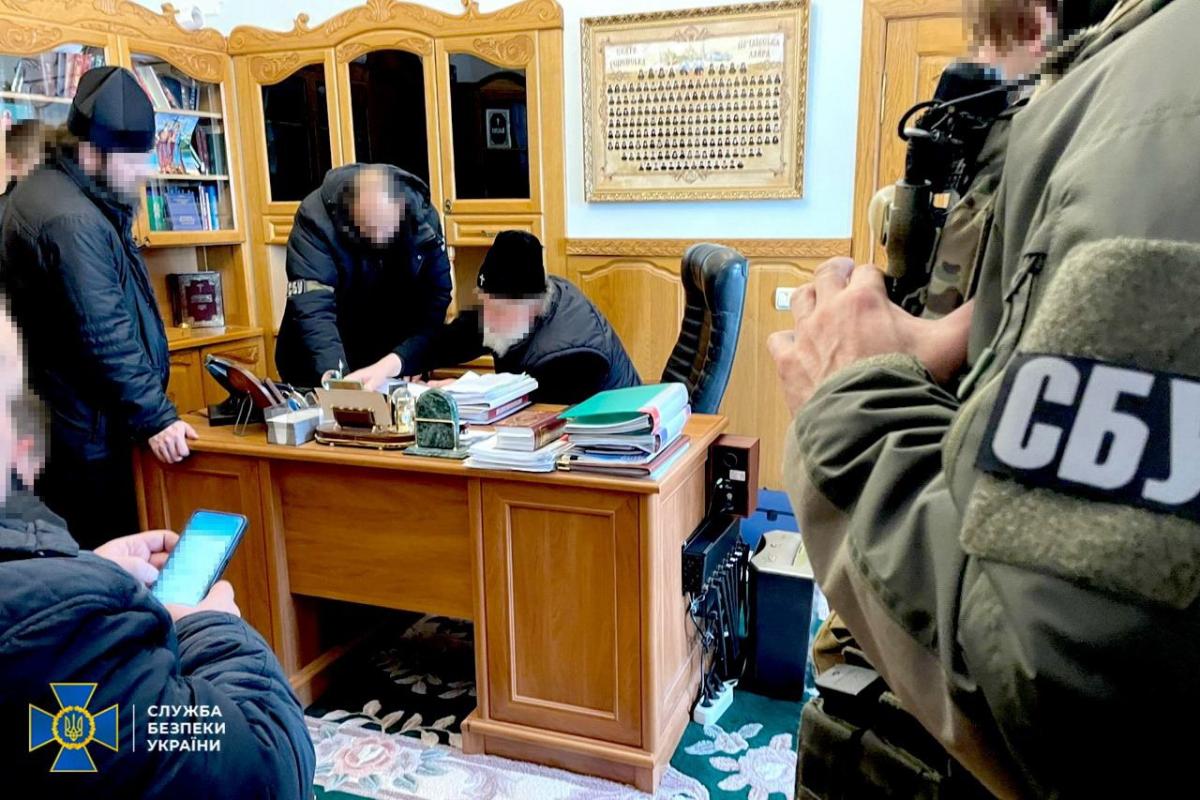 СБУ пришла с обысками в Почаевскую лавру СБУ пришла с обысками в Почаевскую лавру