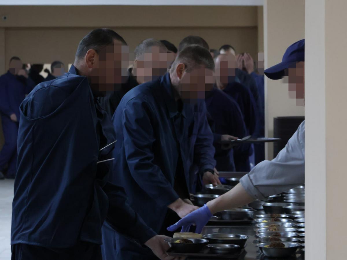 За работу – военнопленные собирают мебель и клеят бумажные пакеты – получают 8 долларов в месяц / фото УНИАН, Дмитрий Ключко