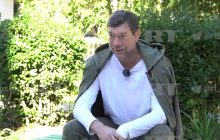 Уже оправился от покушения: в РФ показали Олега Царева в окружении буйной зелени (видео)