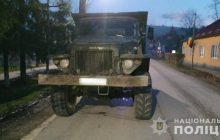П’яна матір випустила на дорогу: на Закарпатті під колесами "Уралу" загинула дитина (відео)