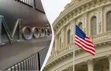 Moody's снизило прогноз по госдолгу США до "негативного": причины и последствия