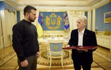 Зеленский присвоил лидеру крымскотатарского народа Джемилеву звание Героя Украины