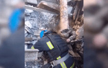 Росіяни вдарили по Торецьку: поранених дістали з-під завалів підприємства (відео)