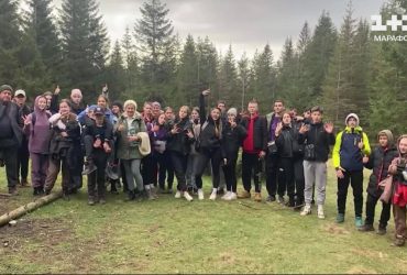 Пронесли 18 км на плечах на гору: школярі допомогли юнаку зі СМА підкорити вершину