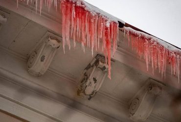 Хэллоуин ни при чем: в центре Петрозаводска дом покрылся кровавыми сосулями (фото)