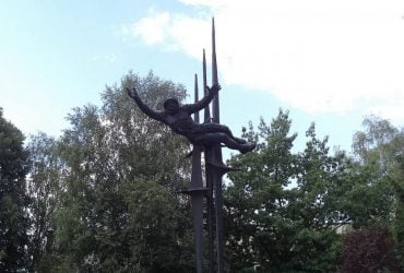 У Львові демонтують пам'ятник радянській космонавтці Терешковій