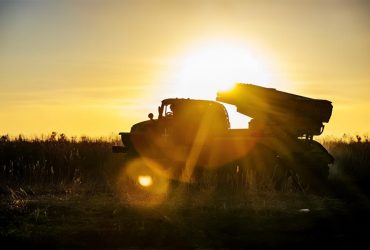 Нестача військової допомоги може змусити Україну погодитись на переговори з РФ, - Bloomberg