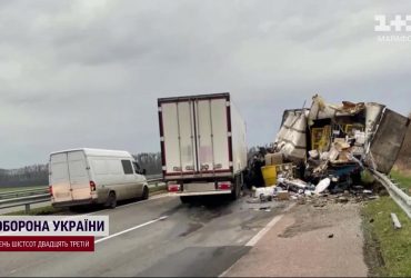 Серйозне ДТП під Києвом: розбиті дві фури - є потерпілі