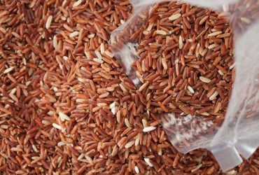 Диетологи объяснили, действительно ли коричневый рис полезнее белого