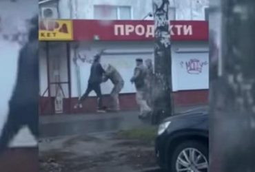 У Житомирі побили працівника військкомату: нападника розшукують (відео)