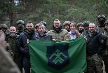 Світоліна привезла воїнам ЗСУ допомогу і сіла в БТР (фото)