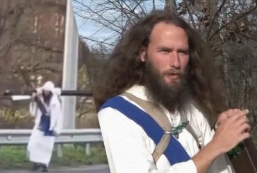 На пути в Киев заметили мужчину с крестом на плечах: кто он