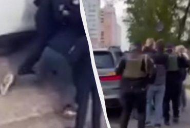 В Одесі чоловіка жорстко затримали на вулиці: жінки з дітьми заблокували машину (відео)