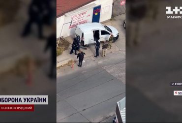 Вклали на асфальт, зв'язали руки і заштовхали в авто: працівники ТЦК жорстко затримали одесита