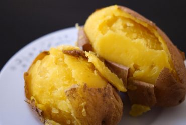 Шеф-кухар розповів секрет приготування ідеальної картоплі у мундирі у мікрохвильовці