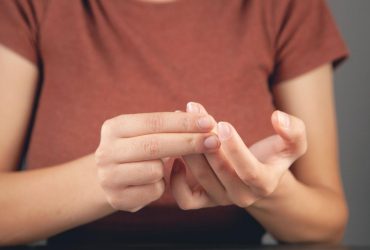 Чи шкідливо хрустіти пальцями: відповідь вас може здивувати