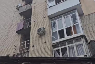 В Херсоне из-за обстрела оккупантов пострадали пять человек: ребенок в больнице (видео)