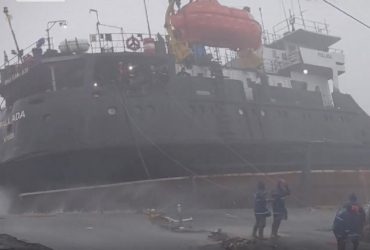 Вышедший из Одессы сухогруз из-за шторма развалился пополам (видео)