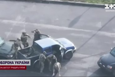 Продавали бандюкам здобуту в боях під Бахмутом зброю