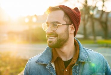 Зачем снимать шапку в церкви, на похоронах и в помещении: смысл суеверия