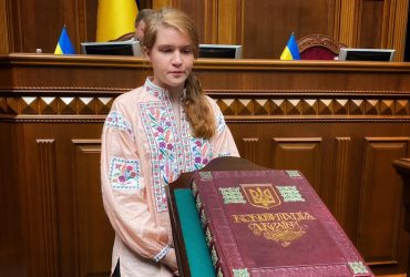 Дискредитує ЗСУ, підігрує пропаганді і становить загрозу державі: що про Безуглу думають лідери думок