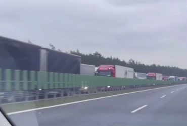 Карма в действии: сотни польских фур застряли на границе с Германией (видео)