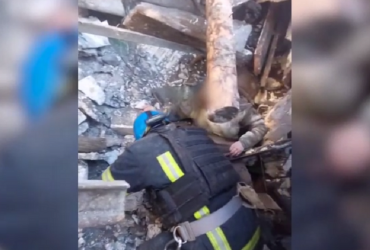 Россияне ударили по Торецку: раненых достали из-под завалов предприятия (видео)