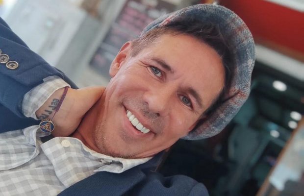 Известный российский актер похвастался новым паспортом на фоне флага Украины