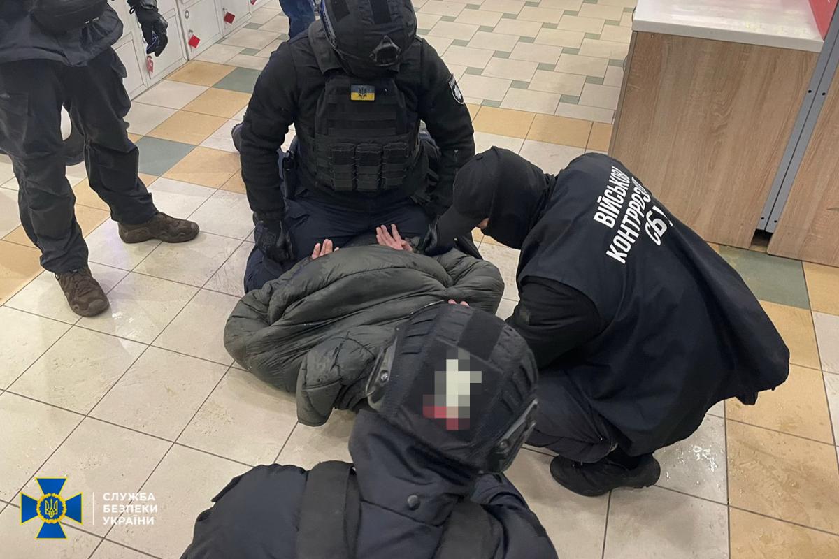 Аферист видавав себе за співробітника спецслужби / фото СБУ Аферист видавав себе за співробітника спецслужби / фото СБУ