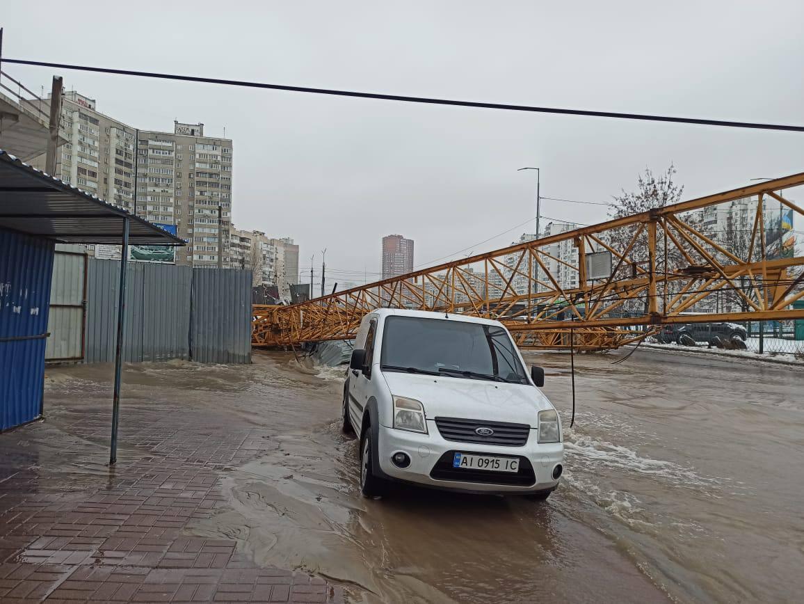 В Дарницком районе затруднено движение из-за повреждения водопровода / фото КГВА В Дарницком районе затруднено движение из-за повреждения водопровода / фото КГВА