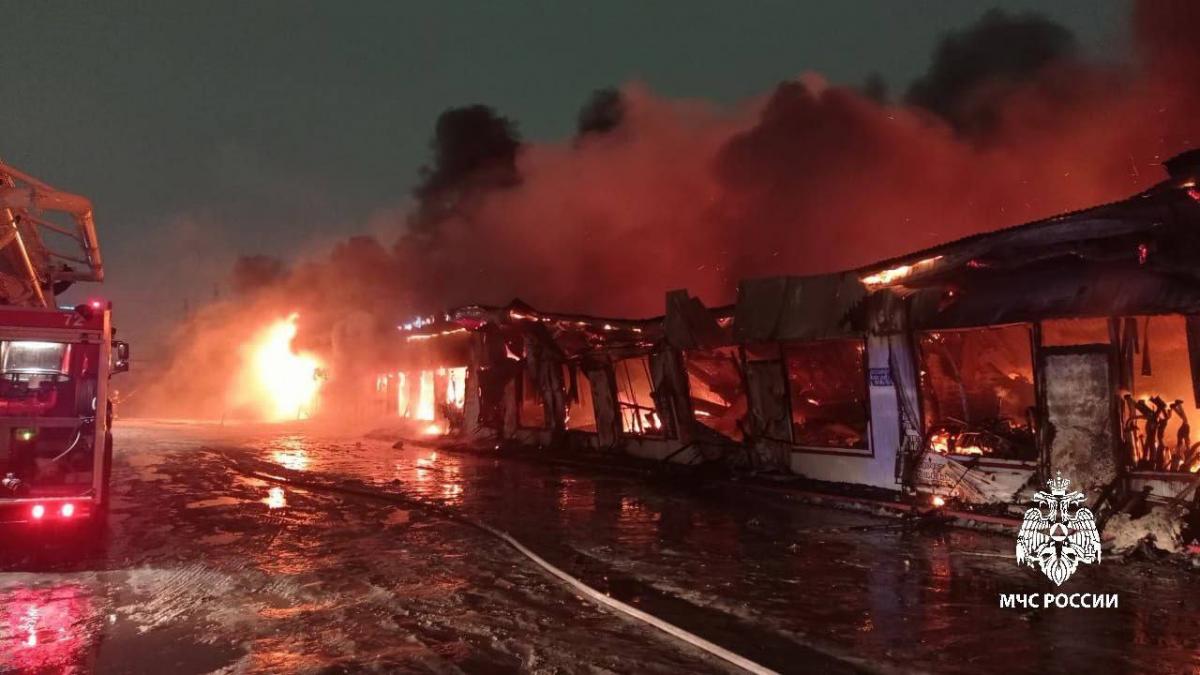 Масштабный пожар на авторынке в России / фото МЧС РФ Масштабный пожар на авторынке в России / фото МЧС РФ