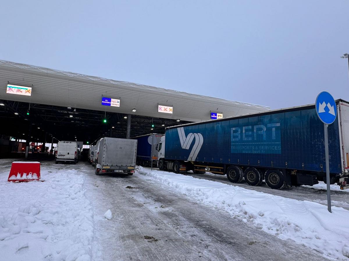 У пункті пропуску «Угринів-Долгобичув» розпочато оформлення вантажіво/ фото Держприкордонслужба У пункті пропуску «Угринів-Долгобичув» розпочато оформлення вантажіво/ фото Держприкордонслужба