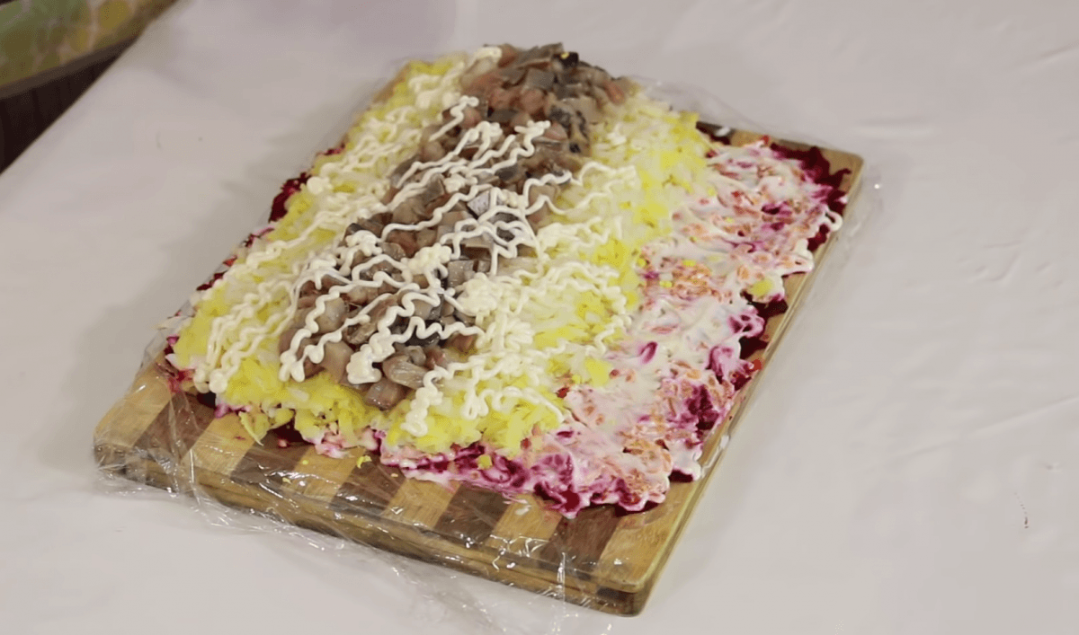 Оселедець під шубою рулетом - рецепт з фото / скріншот з Youtube Оселедець під шубою рулетом - рецепт з фото / скріншот з Youtube