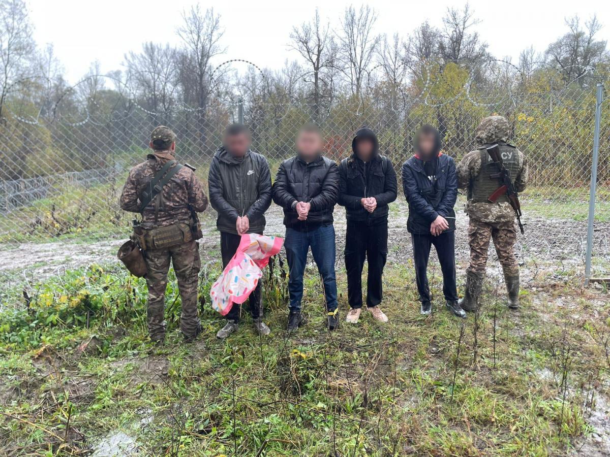 Чоловіки, які намагалися перепливти Тису / фото Мукачівського прикордонного загону