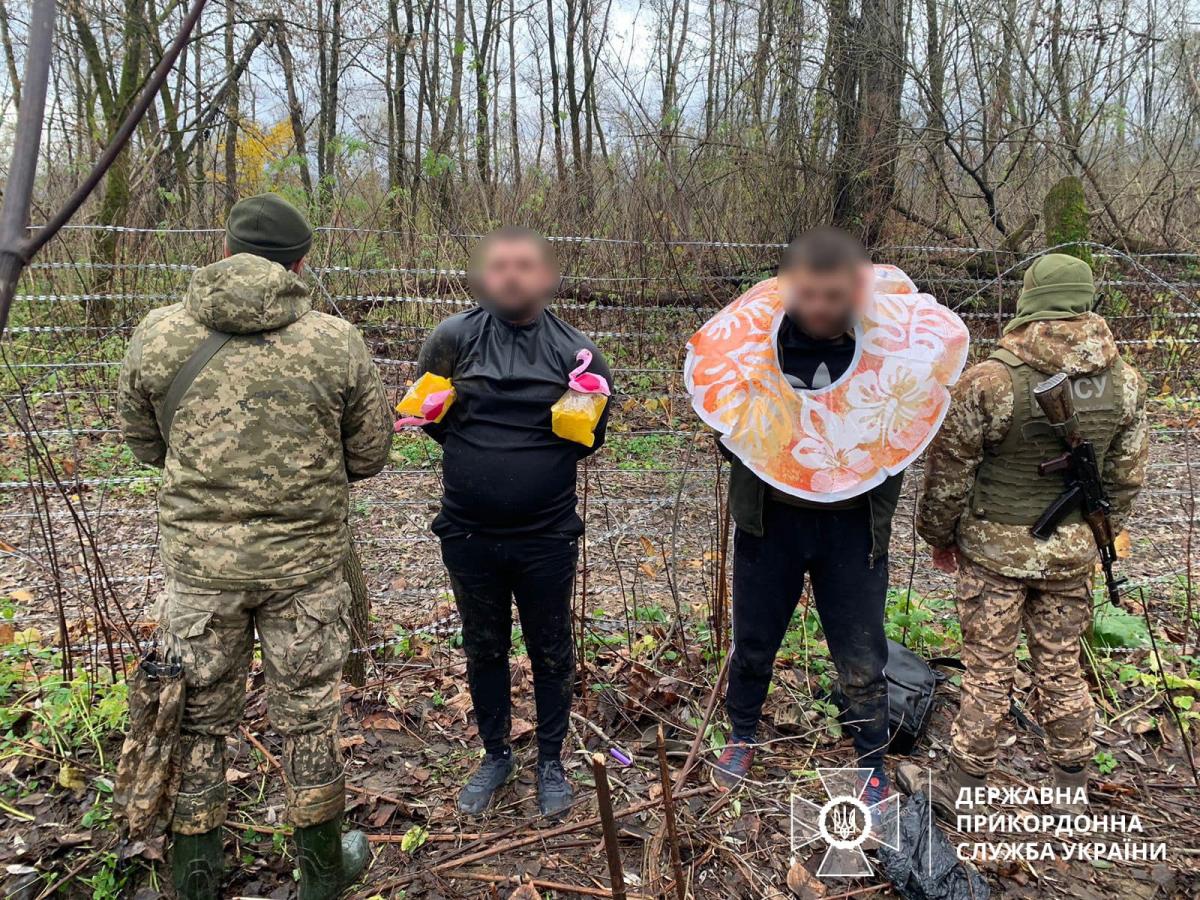 Чоловіки, які намагалися перепливти Тису / фото Мукачівського прикордонного загону