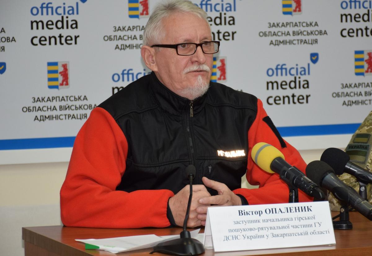 Начальник гірських рятувальників Закарпаття Віктор Опаленик каже, що у Мармаросах останнім часом виявляють чоловіків, непідготовлених для походів у гори / фото Мукачівського прикордонного загону Начальник гірських рятувальників Закарпаття Віктор Опаленик каже, що у Мармаросах останнім часом виявляють чоловіків, непідготовлених для походів у гори / фото Мукачівського прикордонного загону