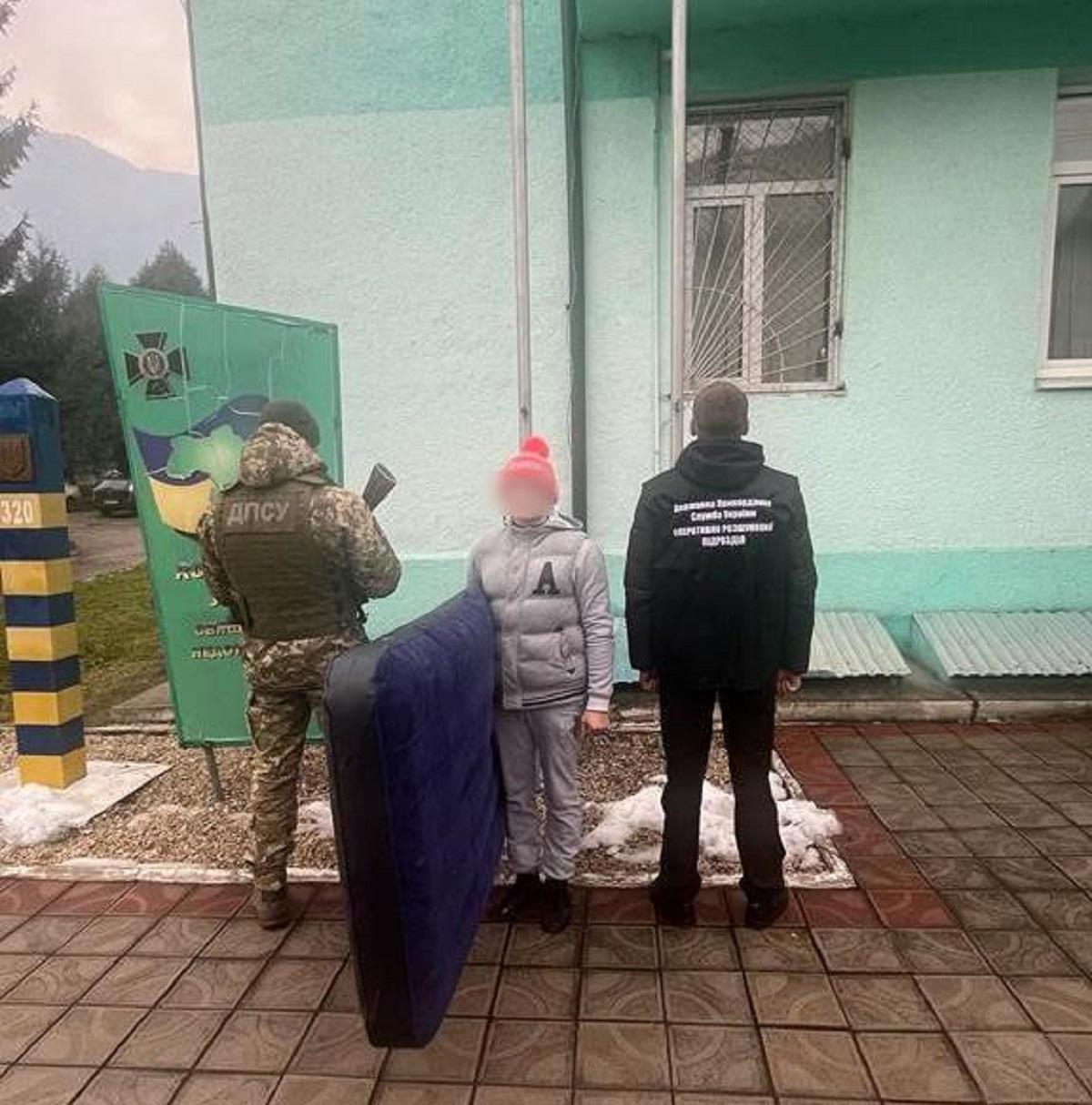 Чоловік збирався штурмувати Тису на надувному матраці / фото ДПСУ Чоловік збирався штурмувати Тису на надувному матраці / фото ДПСУ