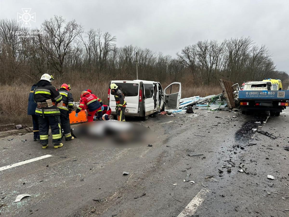 Рятувальники вирізали з понівечених автівок постраждалих та тіла загиблих / фото ДСНС