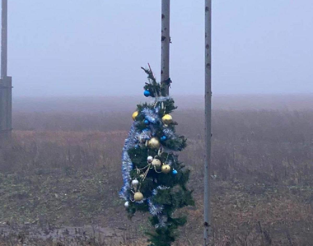 Ялинку біля Бахмуту встановив волонтер з Часового Яру Євген Ткачов / фото facebook.com/ualandforces Ялинку біля Бахмуту встановив волонтер з Часового Яру Євген Ткачов / фото facebook.com/ualandforces