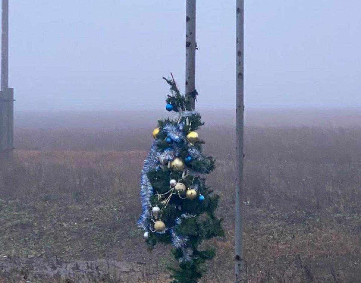 Ялинку біля Бахмуту встановив волонтер з Часового Яру Євген Ткачов / фото facebook.com/ualandforces