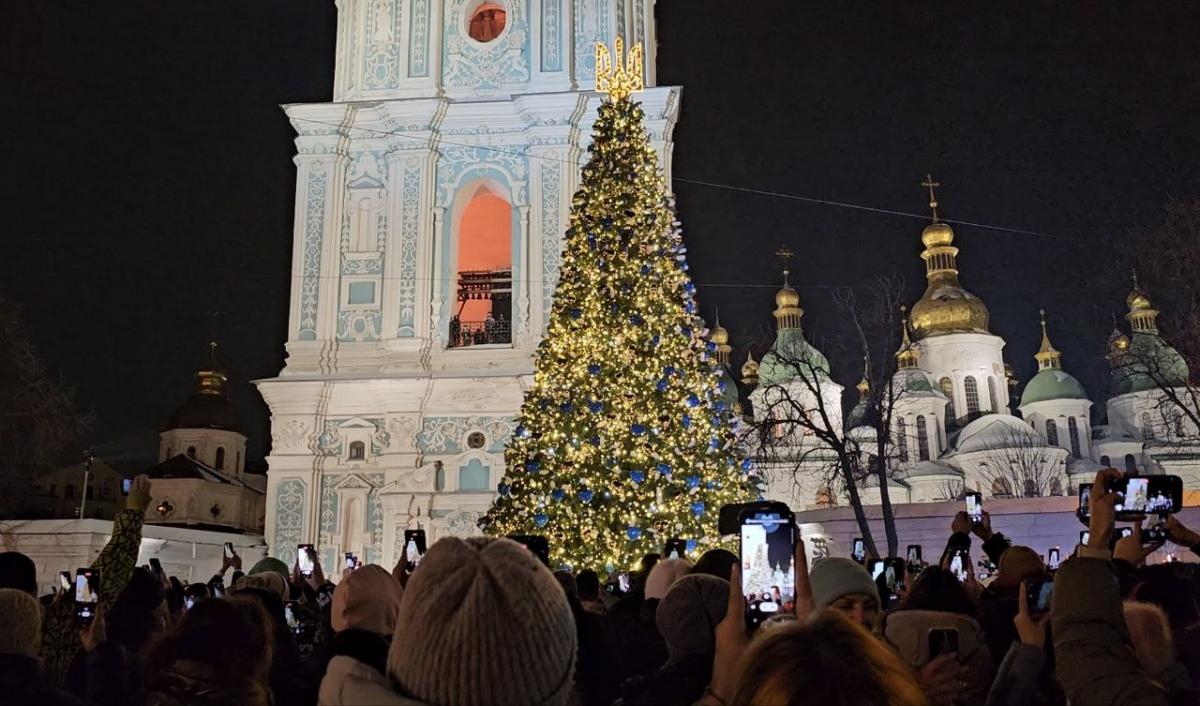 Вогні на головній ялинці країни запалили 6 грудня на Софійській площі у Києві / фото УНІАН, Дмитро Ключко