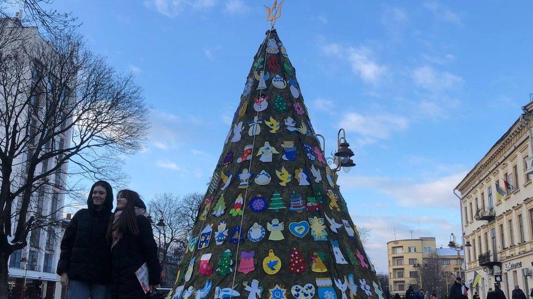 В Івано-Франківську на Вічевому майдані встановили символічну "Ялинку перемоги" / фото suspilne.media В Івано-Франківську на Вічевому майдані встановили символічну "Ялинку перемоги" / фото suspilne.media