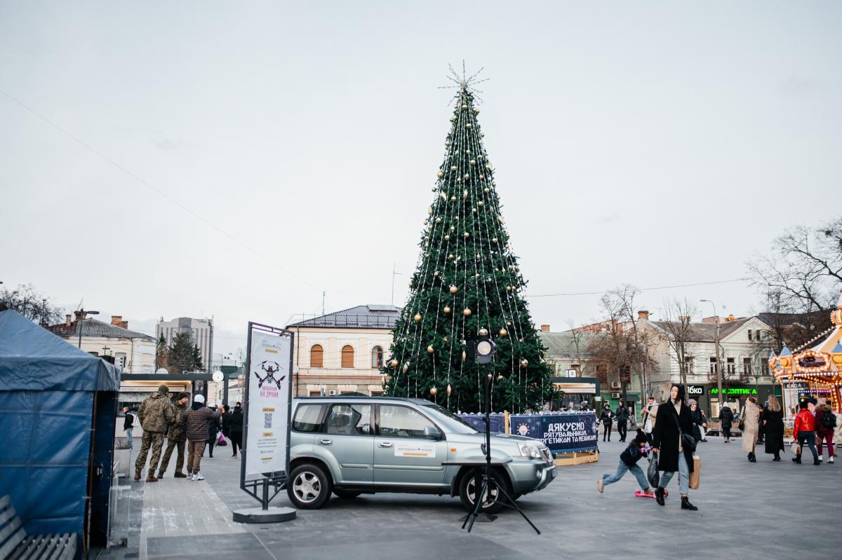 Рівне без офіційного новорічного дерева вже другий рік поспіль Але на Європейській площі її встановив місцевий ТРЦ / фото facebook.com/zlataplaza